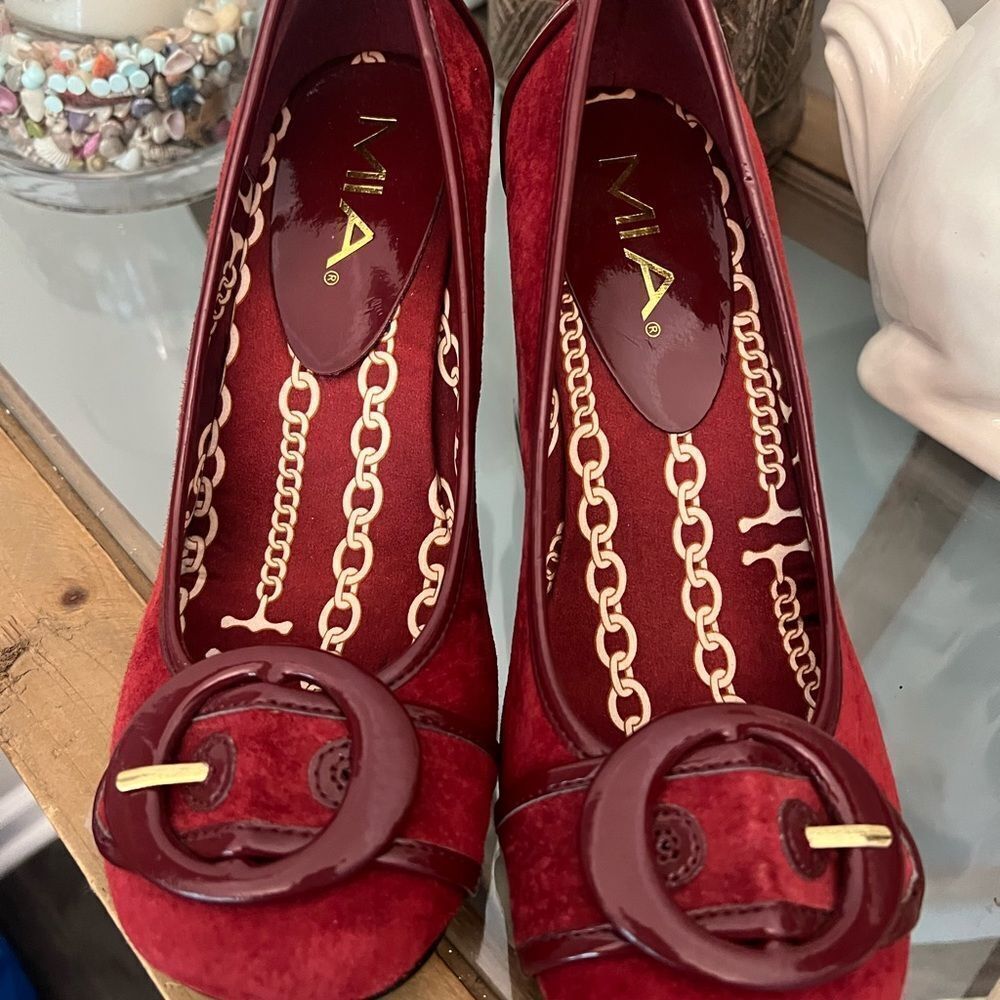 MIA Women's Red suede buckle chunky Heels. Size 6.5 M.